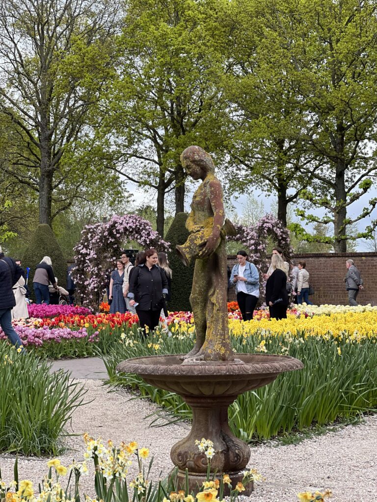 Fountain in Keukenhof