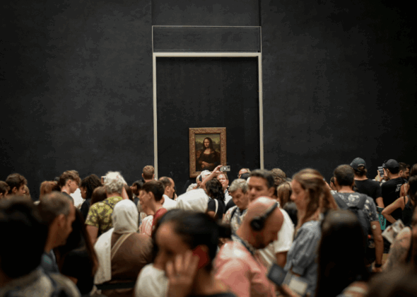 Crowds in front the Mona Lisa painting.